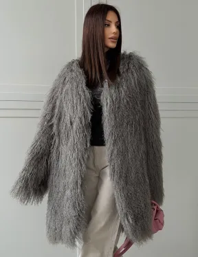 Удлиненная серая шуба из ламы - фото 0