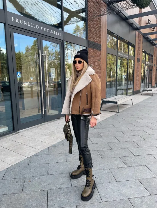 Дубленка - бомбер со спущенным плечом из натуральной овчины - фото 7