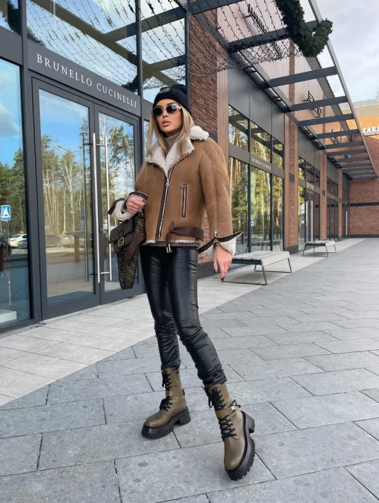 Дубленка - бомбер со спущенным плечом из натуральной овчины - фото 6