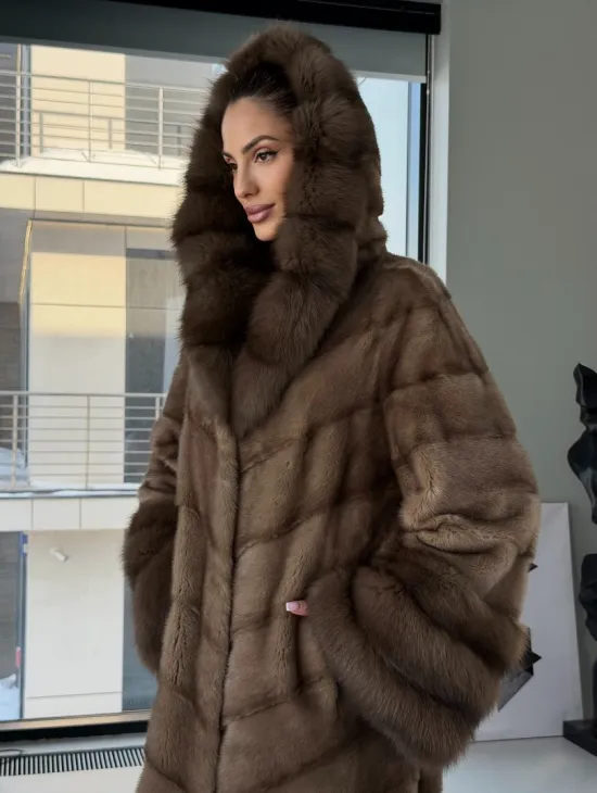 Длинная норковая шуба с отделкой из куницы на рукавах и капюшоне - фото 7