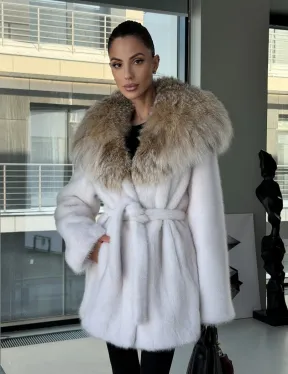 Белая шуба с капюшоном из рыси - фото 14