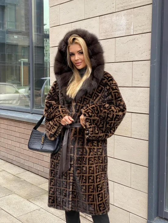 Шуба из меха аукционной норки с капюшоном из меха куницы - фото 0