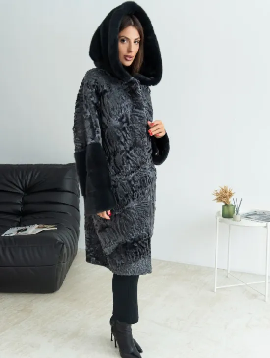 Шуба из каракульчи с отделкой из меха норки с капюшоном - цвет графит - фото 1