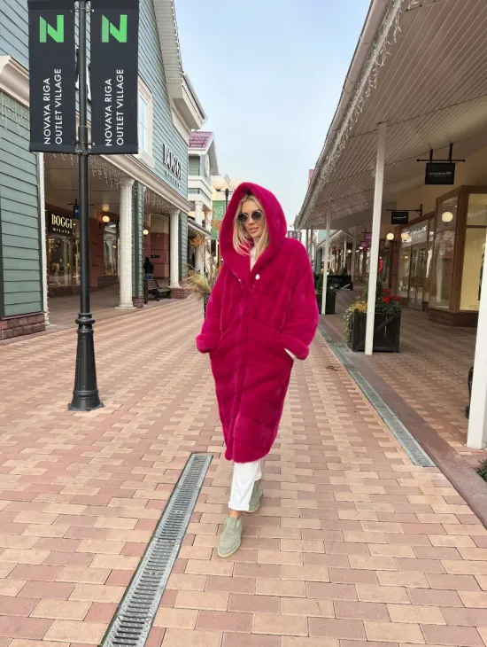 Шуба из скандинавской норки с капюшоном в розовом цвете - фото 6