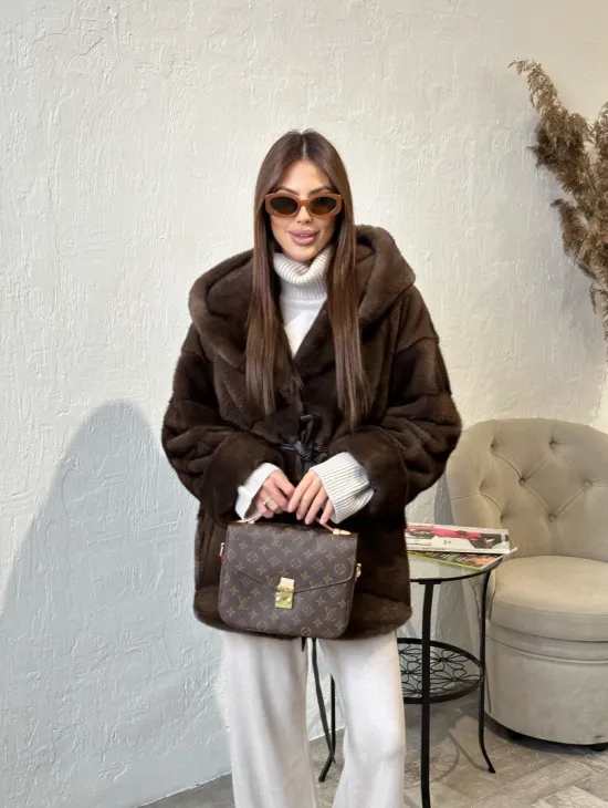 Шуба из меха аукционной норки с капюшоном - цвет соболь - фото 1