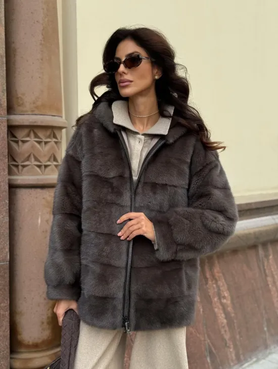 Бомбер из меха норки с капюшоном - цвет мокко - фото 6